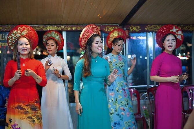 Dinner Cruise & Music Folk Song on the Perfume River in Hue - Toa Kham Meet-Up: Traditional Attire Right Away