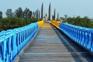 DMZ & Vinh Moc Tunnels – Private Historical Tour from Hue - The Hien Luong Bridge moment at the Ben Hai River
