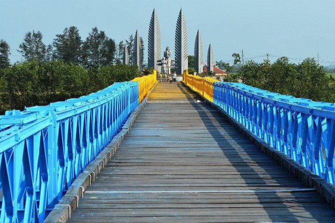 DMZ & Vinh Moc Tunnels – Private Historical Tour from Hue - The Hien Luong Bridge moment at the Ben Hai River