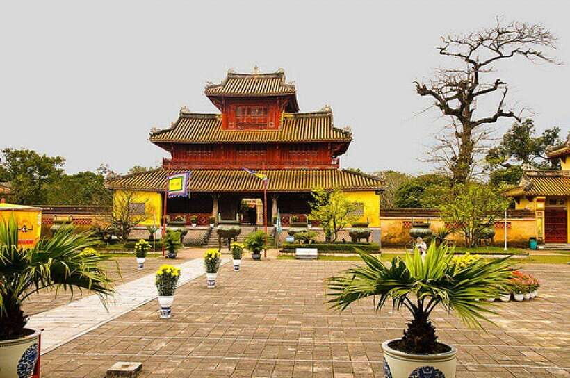 Hue Car Rental with Driver for Transfer Trip and Sightseeing - War-Era Landmarks on the Way to Phong Nha: Ben Hải and Hien Lương