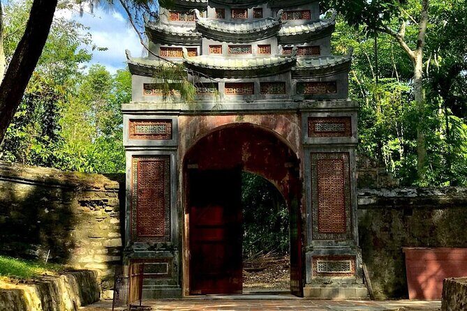 Hue city tour with private driver - Food timing and where lunch fits into a royal day