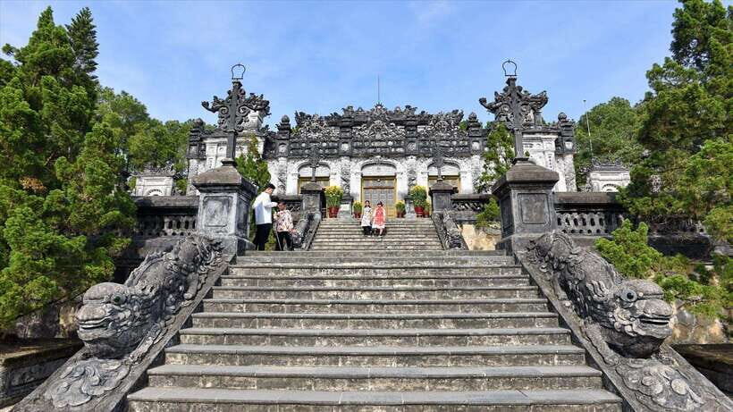 Hue : Dragon Boat Cruise to Thien Mu Pagoda and Tombs - A dragon boat on the Perfume River is the smart way to start