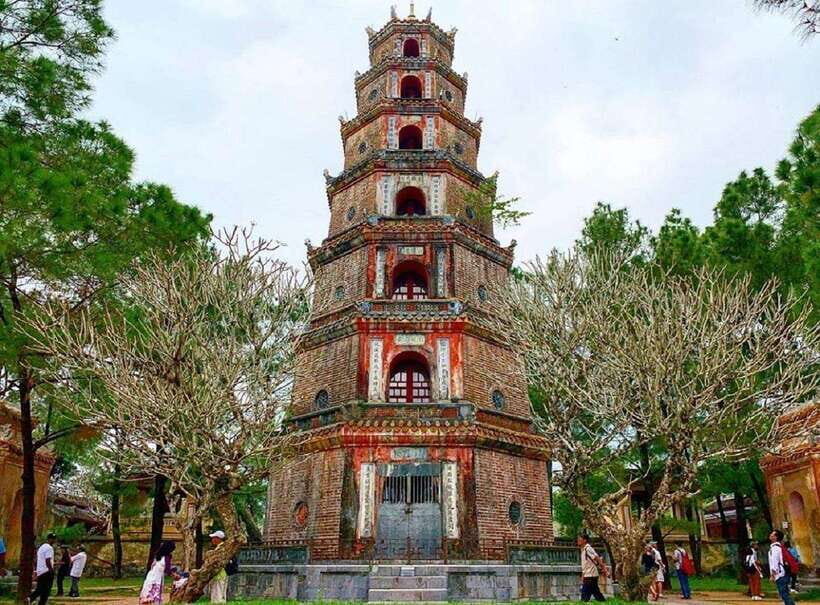 Hue : Dragon Boat Cruise to Thien Mu Pagoda and Tombs - Dress for tombs and temples: shoes, sun, and the short-skirt rule