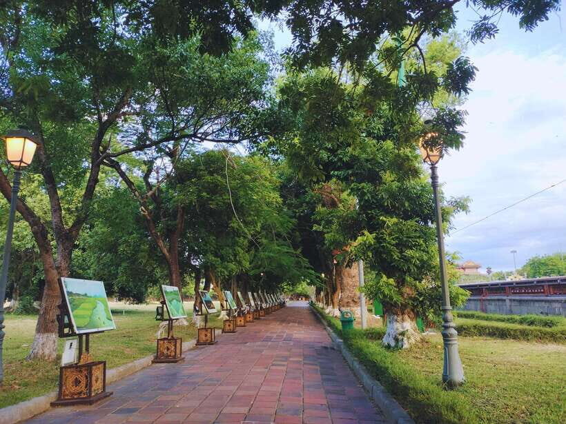 Hue: Hue Walking Tour to Imperial Citadel with Tour Guide - Kien Trung Palace: the European-style shock inside a Vietnamese world