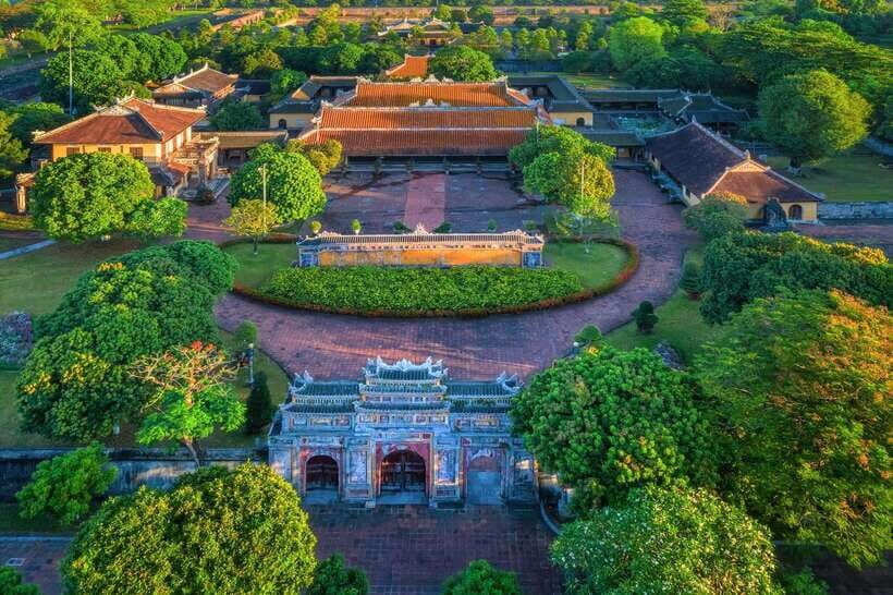Hue: Hue Walking Tour to Imperial Citadel with Tour Guide - Meeting at Cuu Than Cong and how the tour keeps moving