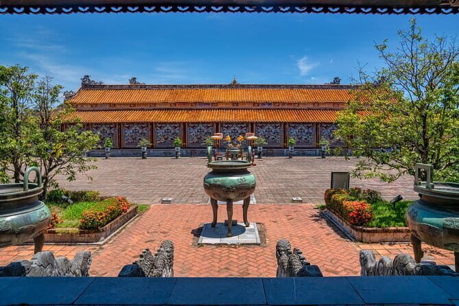 Hue Imperial and Forbidden City Guided Tour in 2,5 hours - Entering Hue Imperial City and the 13 Nguyen kings (1802–1945)