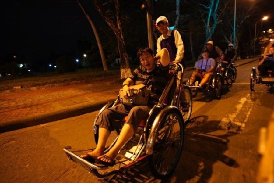 Hue: Night Street Food Tour by Cyclo with a Local Guide - Mid-tour stop: com/bún hen and the Huong River clams