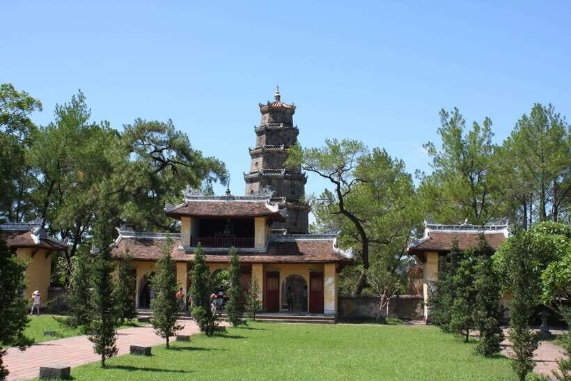 Hue: Perfume River Cruise with Thien Mu Pagoda & Tombs - 30-minute dragon boat cruise on the Perfume River: the calm start