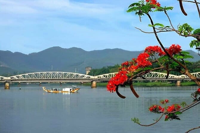 Hue Private Dragon Boat(Cruise):Sunrise/Sunset & Riskshaw Riding - Meeting at 49 Le Loi and what to wear on the boat