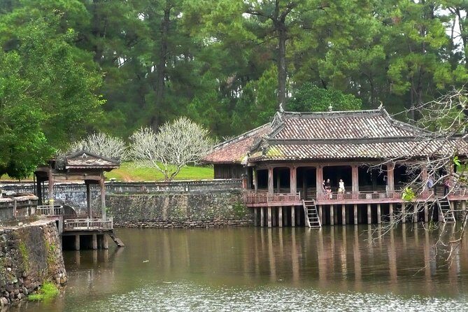 Private Hue Tombs & Pagoda Tour with Local Guide - Guides Make the Difference: Names to Watch For