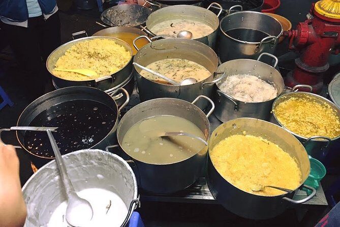 Walking street food tour - Stop 1: foodie street cakes like Banh Beo and water fern cake